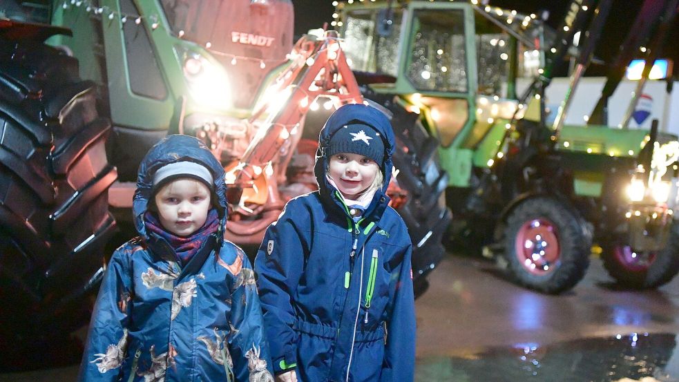 Für viele Kinder waren die beleuchteten Trecker ein besonderer Hingucker am Sonntagabend. Foto: Wagenaar