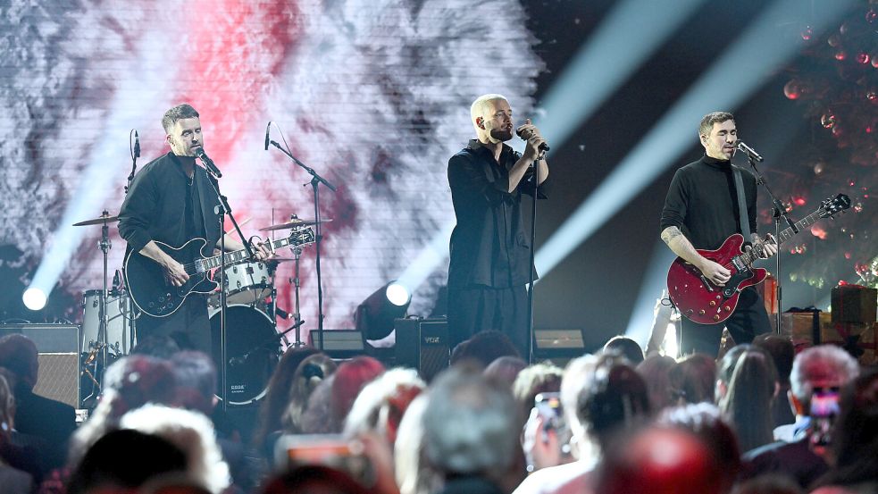 Revolverheld, hier vergangene Woche bei der José-Carreras-Gala in Leipzig, sind im nächsten Jahr auf Borkum zu Gast. Foto: Hendrik Schmidt/dpa