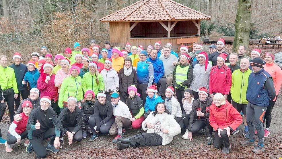 Die rund 60 Heiligabendläufer wurden von Gitta Connemann (vorne sitzend) und ihrem Ehemann Gerd Dählmann (stehend dahinter im grauen Pullover) begrüßt und auf die Strecke geschickt. Foto: Privat