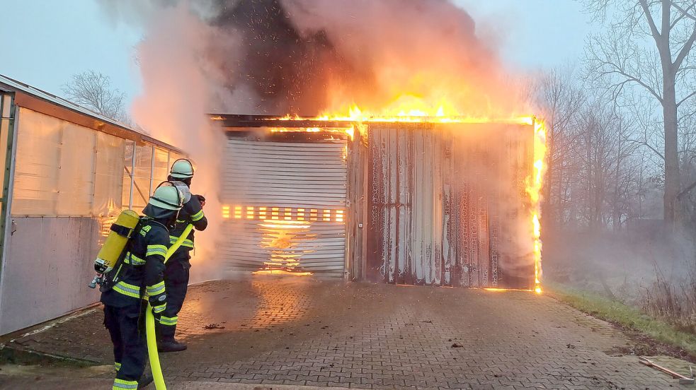 Als die Feuerwehr eintraf, stand ein Schuppen in hellen Flammen. Foto: Joachim Rand/Feuerwehr