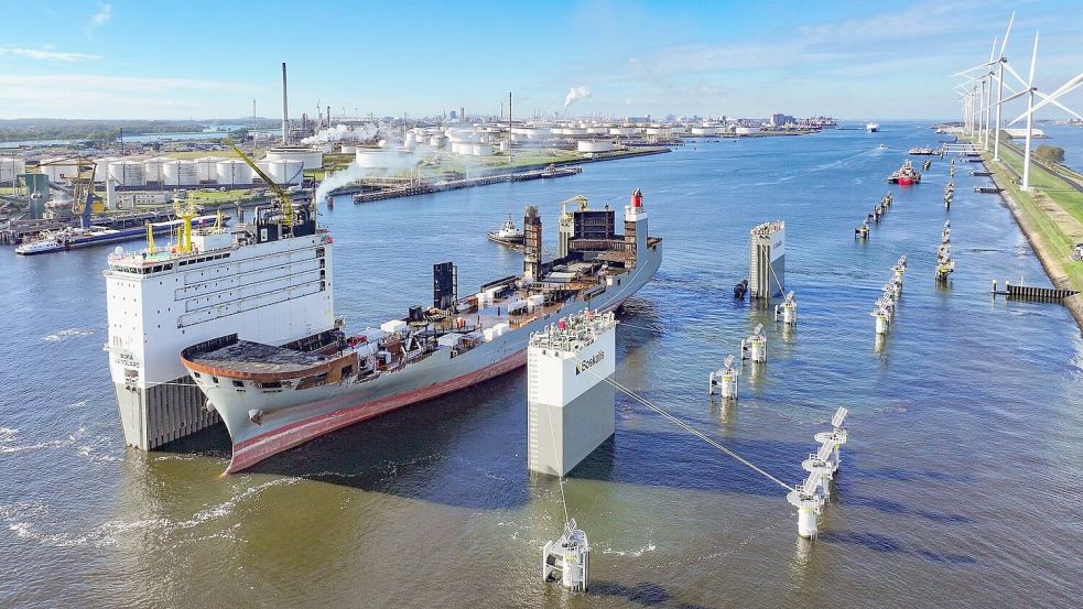 Am Montag wurde die „Fremantle Highway“, die inzwischen „Floor“ heißt, in Rotterdam auf die „Boka Vanguard“ verladen. Foto: Boskalis