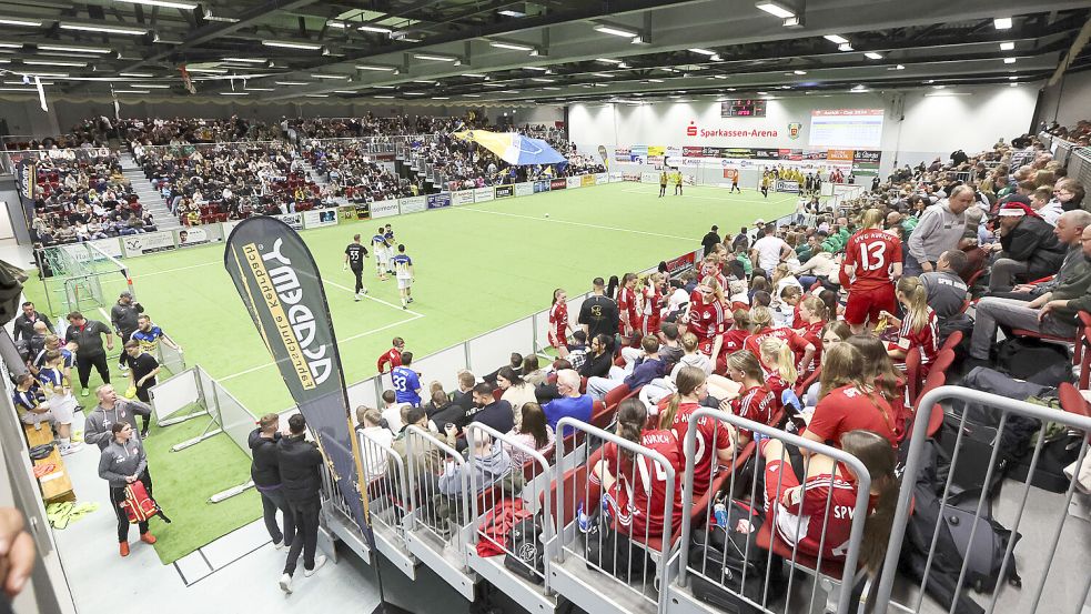 Besonders an den Abenden ist die Sparkassen-Arena sehr voll. Sonntagabend spielen ausschließlich die A-Junioren. Archivfoto: Doden/Emden