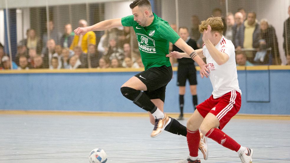 Manuel Suda (am Ball) gehörte am Wochenende zum Firreler Hallen-Aufgebot und wurde in Petersfehn auch Torschützenkönig. Archivfoto: Doden/Emden