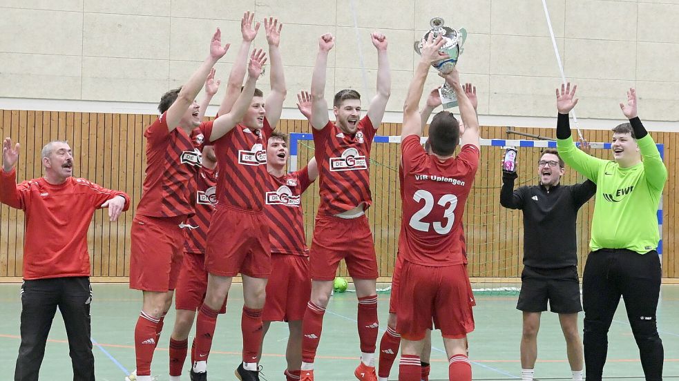 So sehen Sieger aus: Großer Jubel herrschte nach dem Hallencoup beim VfB Uplengen. Foto: Damm