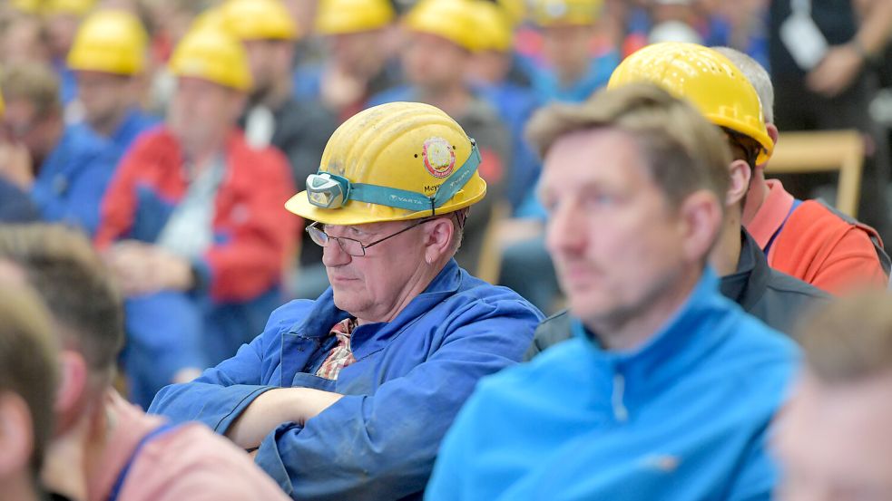 Ein wenig Skepsis gegenüber den neuen Gesellschaftern der Meyer Werft ist womöglich angebracht. (Das Foto wurde während einer Betriebsversammlung beim Besuch von Kanzler Olaf Scholz in Papenburg am 22. August vergangenen Jahres aufgenommen.) Foto: Ortgies/Archiv