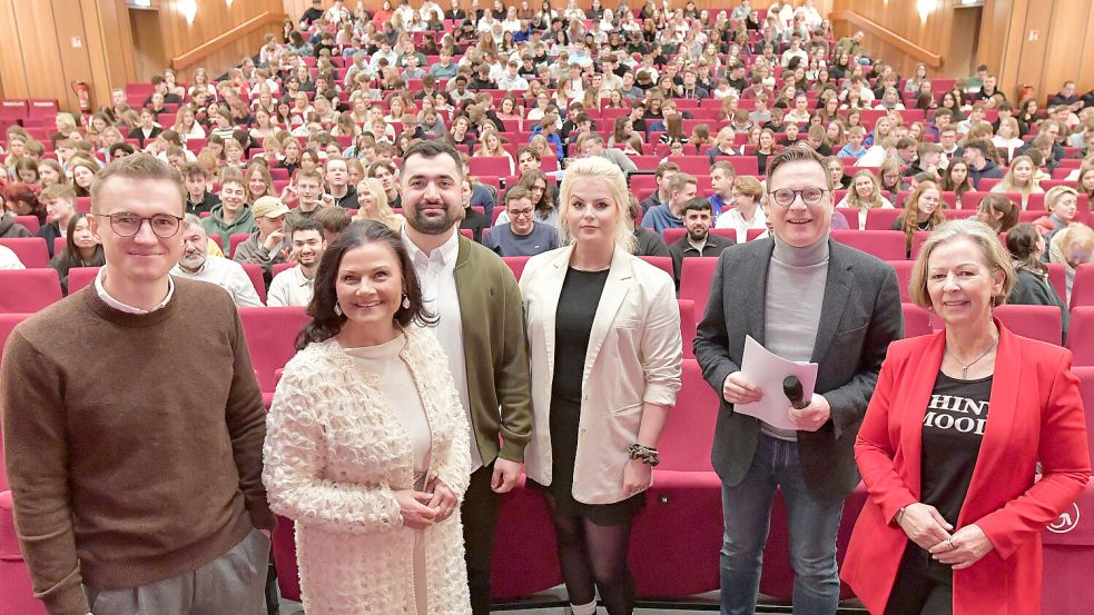 Mehr als 400 Schülerinnen und Schüler hörten sich im Theater an der Blinke an, was die Direktkandidatinnen und -kandidaten zu sagen hatten: Julian Pahlke (Grüne, von links), Gitta Connemann (CDU), Ferhat Asi (FDP) und Martina Uhr (AfD, 1. von rechts) saßen auf dem Podium. Moderiert haben Chefredakteur dieser Zeitung Lars Reckermann (2. von rechts) und die stellvertretende Leiterin der Redaktion Leer Vera Vogt (3. von rechts).