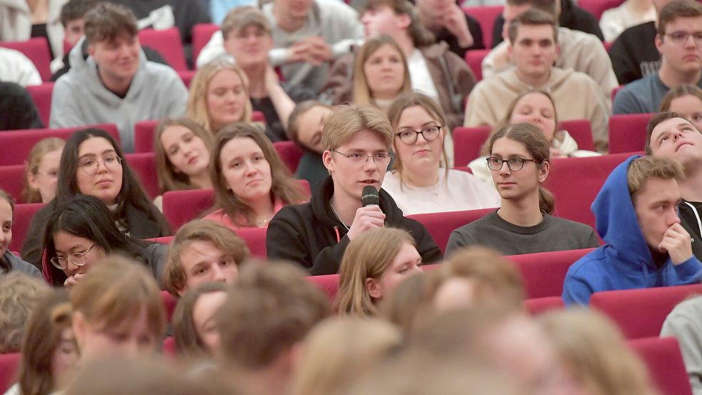 Die Schüler waren interessiert an den Antworten der Kandidatinnen und Kandidaten. Foto: Ortgies