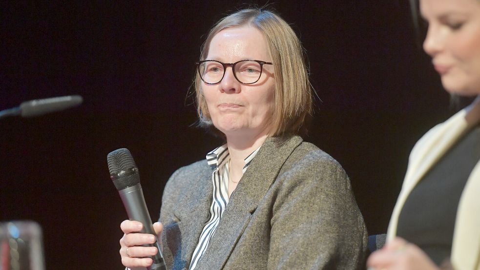 UEG-Lehrerin Andrea Rohe übernahm das Statement von Anja Troff-Schaffarzyk (SPD). Foto: Ortgies