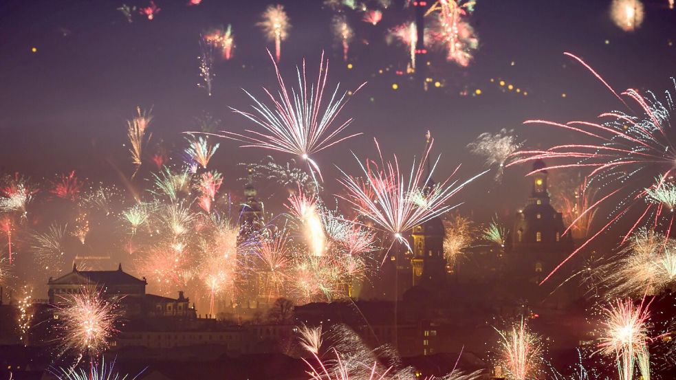 Sieht schön aus, kann aber auch gefährlich sein: Das Silversterfeuerwerk steht wieder in der Kritik. Foto: Michael/dpa