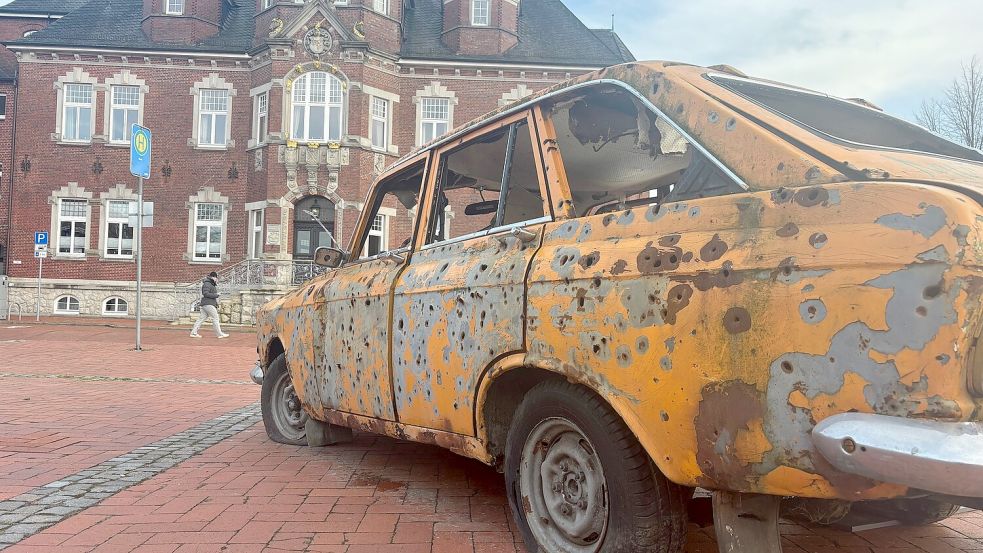 Dieses Auto stand mal in der ukrainischen Stadt Irpin. Heute dient es als Mahnmal gegen den Krieg. Foto: Oltmanns