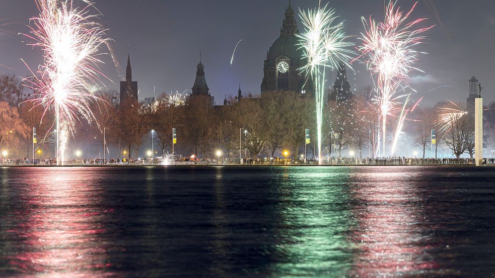 Im vergangenen Jahr war der Silvesterhimmel am Maschsee in Hannover klar. Wird es auch in diesem Jahr so sein? Foto: dpa/Michael Matthey