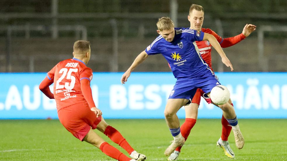 Ende September erzielte Moritz Göttel (rechts) das 1:0-Siegtor für den SV Drochtersen/Assel beim Spiel in Emden (vorne Janek Siderkiewicz). Foto: Doden/Emden