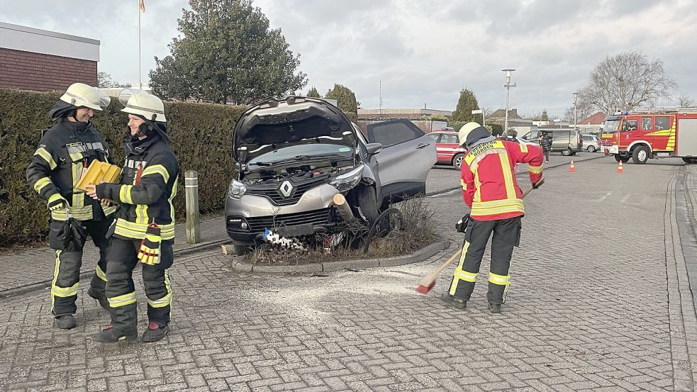 Der Baum musste von der Feuerwehr von der Fahrbahn entfernt werden. Foto: Freiwillige Feuerwehr Norden