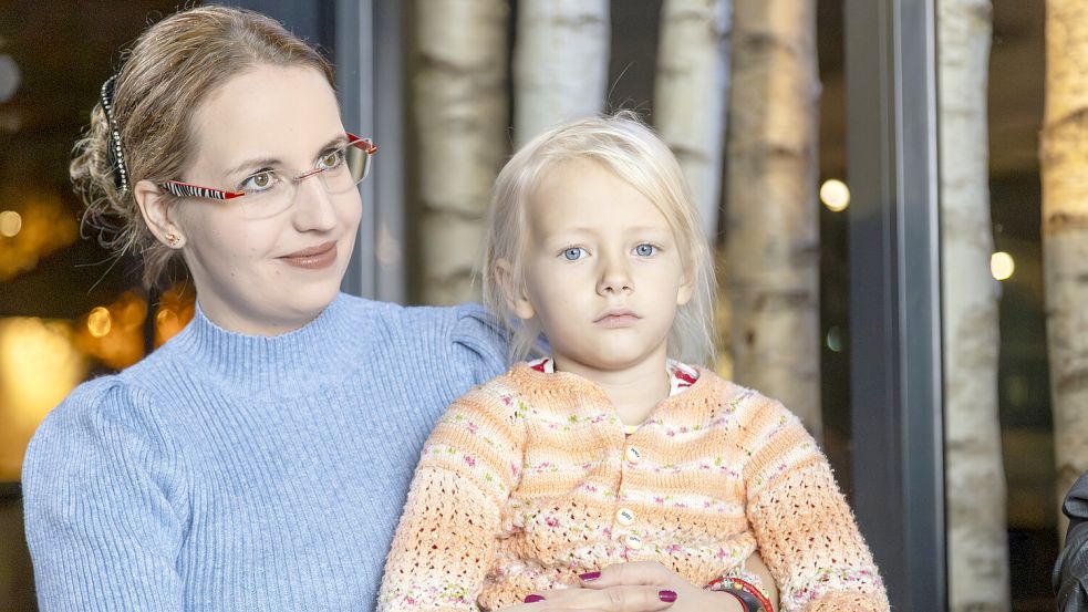 Im Arkadenhaus in Papenburg trafen Eva Bruins aus Bunde und ihre Mutter Kerstin die Schauspielerin Nina Bott. Gemeinsam werben sie fürs Blutspenden. Foto: Lars Schröer