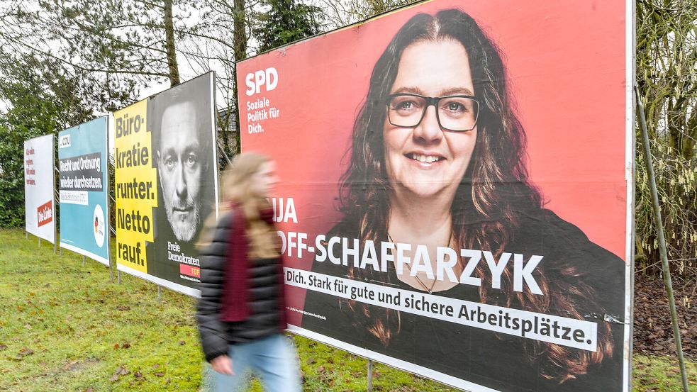 An der Spierkreuzung in Leer stehen schon die Großplakate der Parteien. Foto: Ortgies