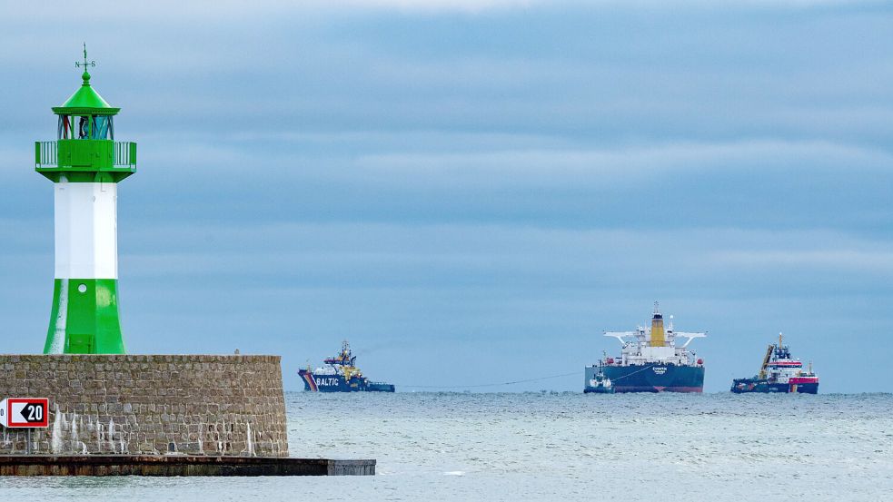 Der manövrierunfähige Öltanker „Eventin“ liegt zwischen Binz und Sassnitz auf der Reede Sassnitz. Der mit rund 99.000 Tonnen Öl beladene Tanker soll so lange dort bleiben, bis über das weitere Vorgehen entschieden ist. Links das Leuchtfeuer an der Hafeneinfahrt Sassnitz. Foto: Stefan Sauer/dpa