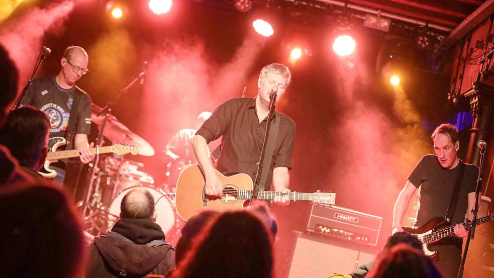 Kettcar-Frontmann Marcus Wiebusch (Mitte) beim Auftritt im Zollhaus in Leer. Foto: Hock