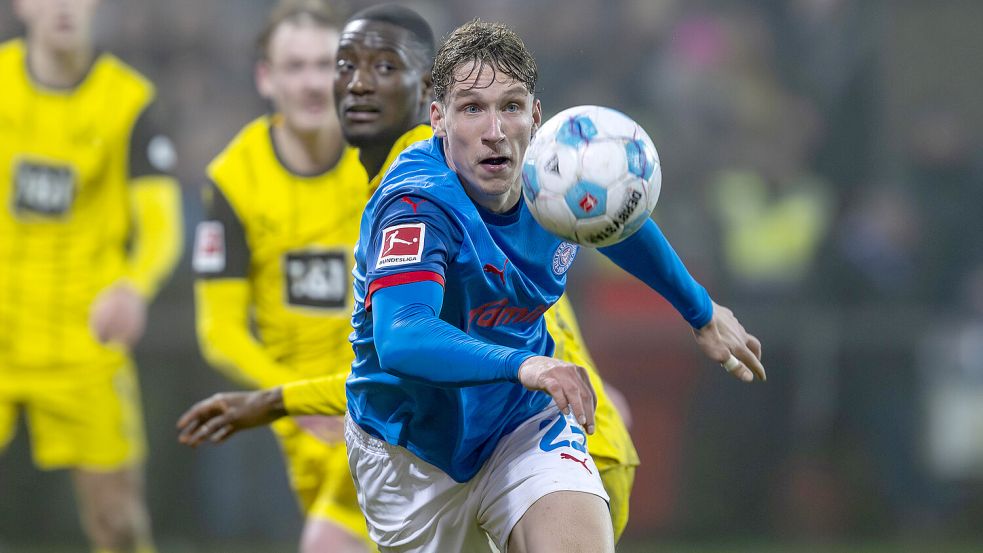 Lebt seinen Traum: Lasse Rosenboom spielt mit Holstein Kiel in der Bundesliga und sorgte mit Kiel gegen Borussia Dortmund für die Sensation des Spieltages. Foto: Imago