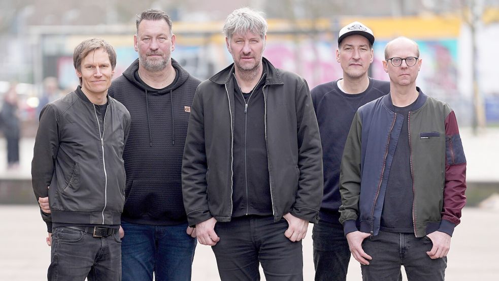 Die Hamburger Band Kettcar, bestehend aus Christian Hake (von links, Schlagzeug), Lars Wiebusch (Keyboard), Marcus Wiebusch (Sänger und Gitarrist), Reimer Bustorff (Bass) und Erik Langer (Gitarre), kommt nach Aurich. Vor dem Auftritt hat Reimer Bustorff mit uns gesprochen. DPA-Foto: Brandt