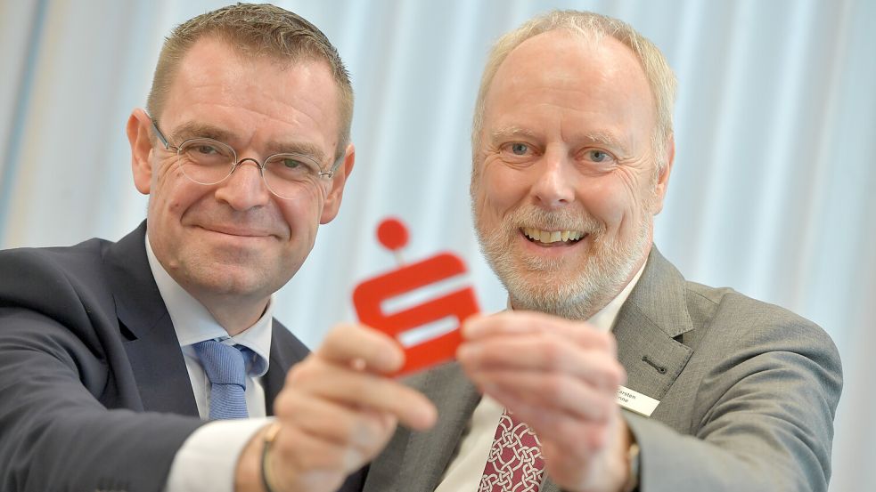 Ingo Fortkamp (stellvertretender Vorstandsvorsitzender, links) und Carsten Rinne (Vorstandsvorsitzender) der Sparkasse Leer-Wittmund beantworteten Fragen ums Jahr 2024. Foto: Ortgies