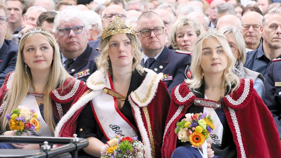 Was wäre ein Neujahrsempfang in Wiesmoor ohne bunte Sträuße und ein Blütenkönigshaus, das auch ernste Themen wie die finanzielle Situation der Stadt mit Fassung trägt? Foto: Böning