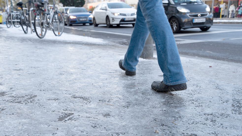 Bei glatten Straßen ist besondere Vorsicht für sowohl Fußgänger als auch Rad- und Autofahrer gefragt. Foto: IMAGO / STPP