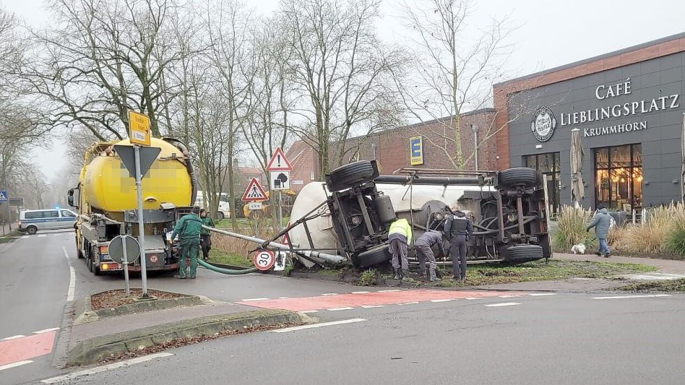 Der Anhänger legte sich im Kreisel in Pewsum auf den Grünstreifen. Foto: Wagenaar