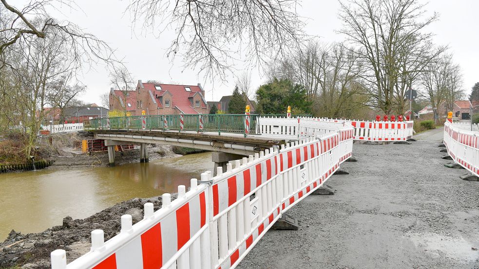 Die Brücke am Pilsumer Weg in Greetsiel wird erneut gesperrt. Dieses Foto ist Ende Dezember entstanden. Foto: Wagenaar/Archiv