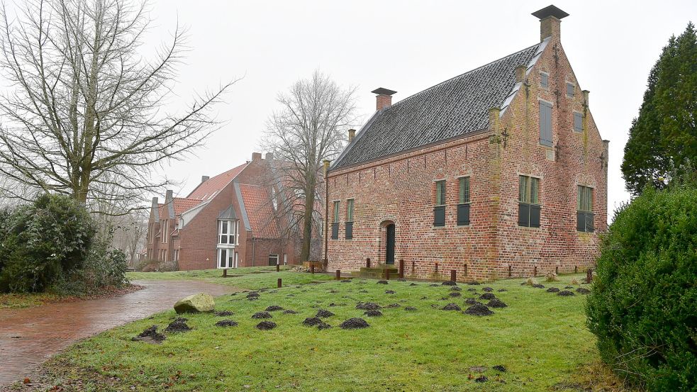 Das Seniorenhuus (links) befindet sich direkt neben dem historischen und denkmalgeschützten Steinhaus in Greetsiel. Foto: Wagenaar