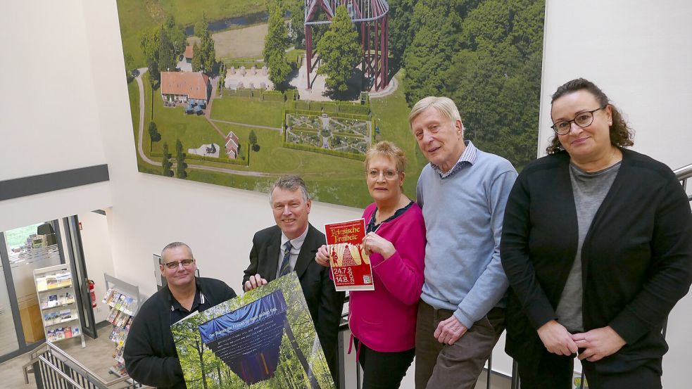 Marina Bohlen (Mitte) und Ingo Flick (links) von der AG Ostfriesischer Volkstheater, Bernhard Buttjer (Klosterverein Ihlow) und Ihlows Bürgermeister Arno Ulrichs (2. von links) sowie Ute Meinert (Sparkassenstiftung) freuen sich schon jetzt auf die Inszenierung. Foto: Jürgens