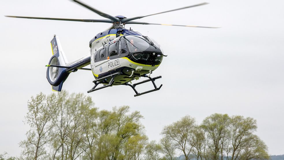 Ein Polizei-Hubschrauber fliegt. Symbolfoto: Stefan Puchner/dpa