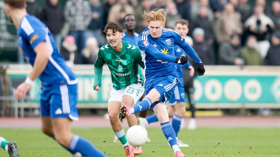 Kickers Emden (am Ball Pascal Steinwender) und Werder Bremen II bestritten in der Regionalliga schon das Hin- und Rückspiel. Foto: Doden/Emden