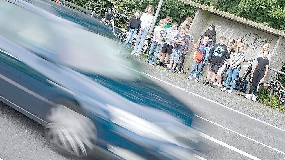 An die 30 Schüler fahren von den Haltestellen an der B 436 in Bingum zu den Schulen nach Weener, Leer oder Moormerland. Foto: Ortgies/Archiv