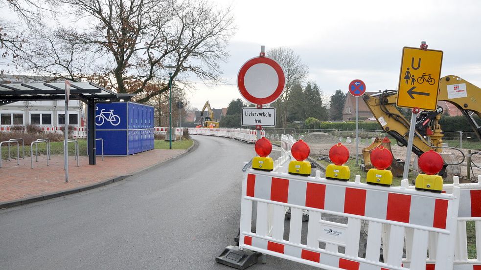 Der Lieferverkehr hat freie Fahrt für die Warenanlieferung. Für den übrigen Verkehr ist die Ladestraße beim Combi-Markt an der Neuschanzer Straße gesperrt. Foto: Wolters