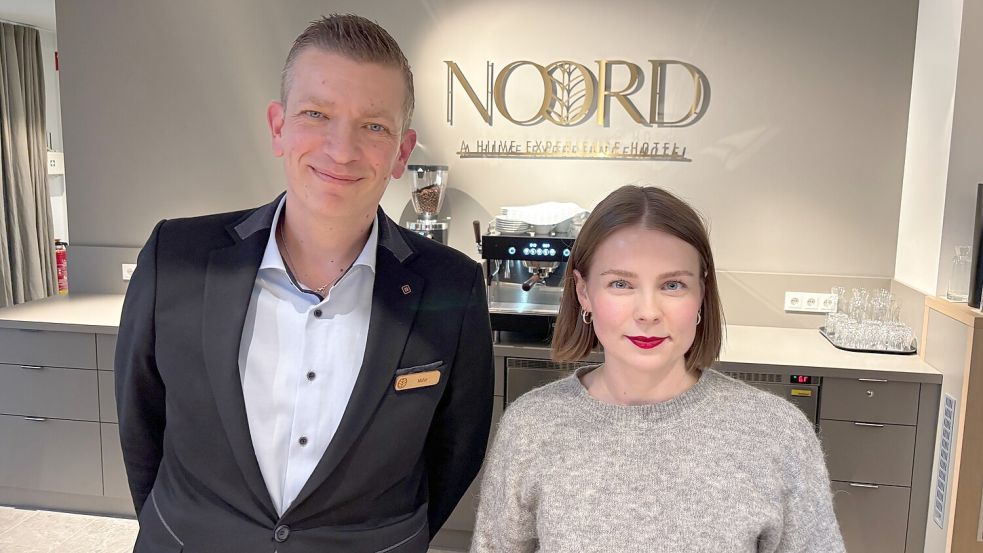 Malte Grauerholz ist der Hoteldirektor im „Noord“ Carolinensiel, Milena Wilhelm ist für das Marketing der Hotelgruppe zuständig. Foto: Oltmanns