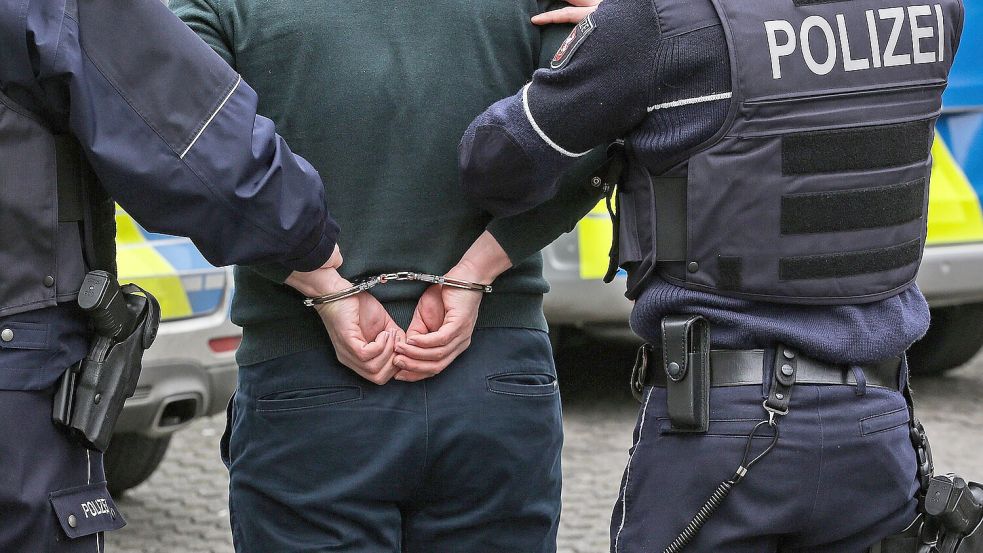 Nachdem ein 41-Jähriger aus einem Auto Bargeld, Kopfhörer und Ausweise geklaut hatte, konnte er kurz darauf festgenommen werden. Foto: imago images / Rene Traut