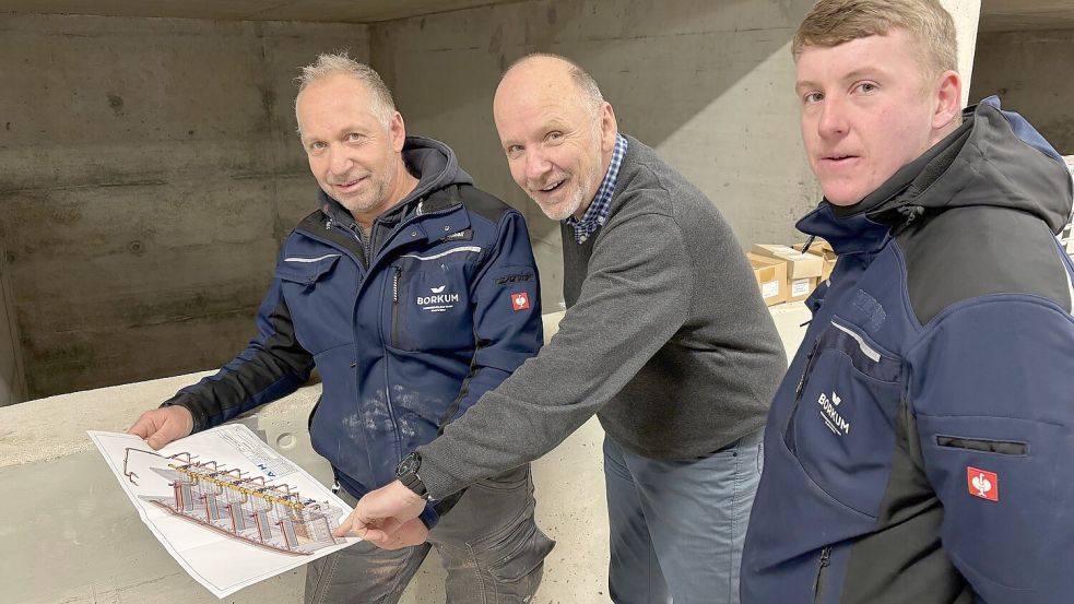 Unterwegs im neuen Wasserwerk: Frank Schönball (von links), Axel Held und Silas Poppinga. Foto: Ferber