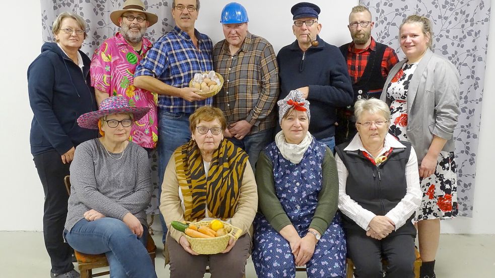 Die Theatergruppe aus Warsingsfehn probt bereits für ihr neues Stück „Dree Frolü hau’n upp’n Putz, ole“. Foto: privat