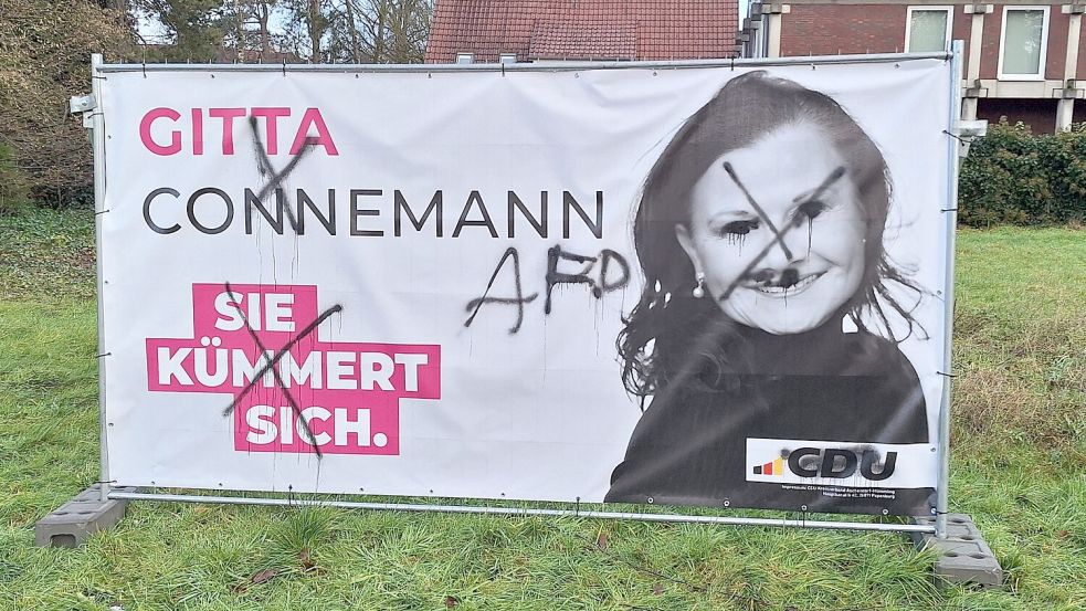 In Remels wurde dieses Wahlbanner der CDU beschmiert. Foto: CDU Uplengen