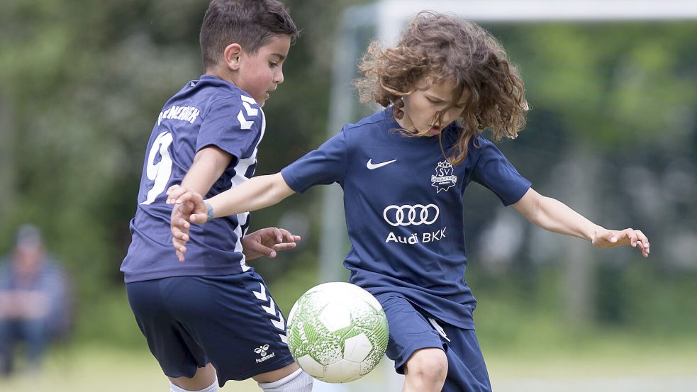 Sollte das Pilotprojekt starten können, müssten Kinder bis einschließlich zehn Jahren beim SV Amisia Stern Wolthusen (rechts) keine Beiträge mehr zahlen. Archivfoto: Doden/Emden