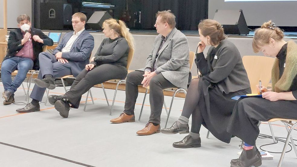 Vertreterinnen des Büros Baupiloten bei einem öffentlichen Austausch mit den Leitern der Borkumer Schulen. Foto: Archiv/Ferber