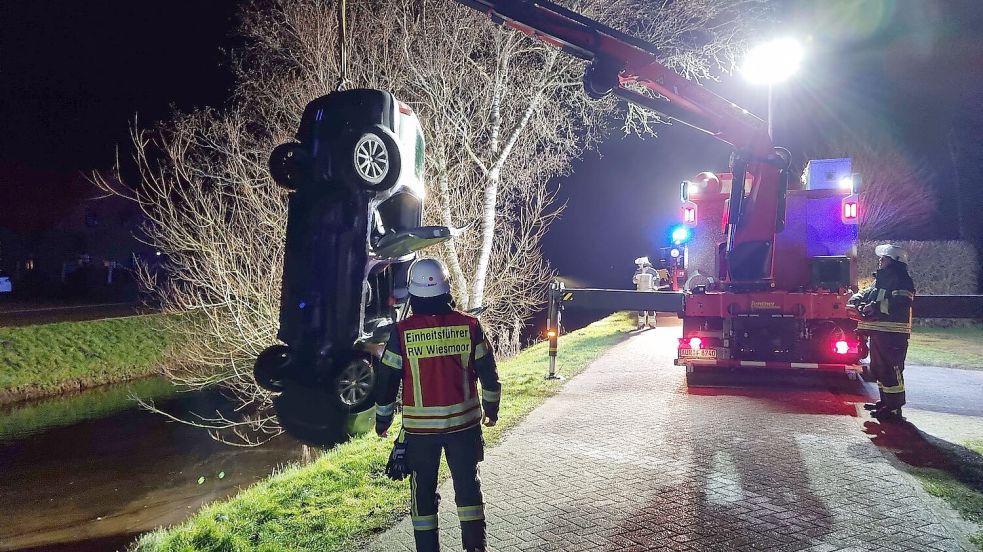 Die Feuerwehr hievt mit Gerät das Auto aus dem Wasser. Fotos: Malte Wiese & Jan-Marco Bienhoff Feuerwehr Wiesmoor