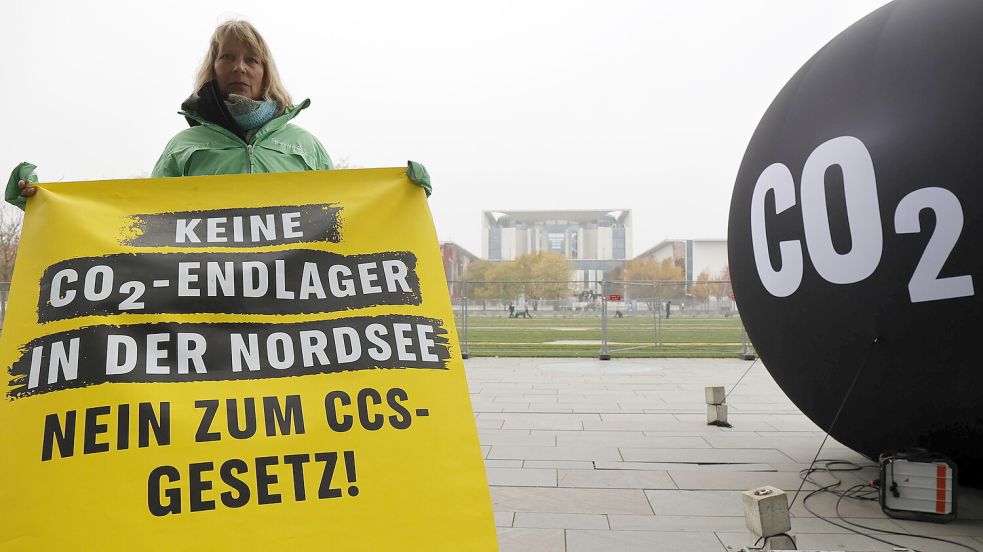 Vor allem bei Umweltschützern stößt das CCS-Verfahren auf Kritik: Eine Greenpeace-Aktivistin demonstriert vor dem Kanzleramt in Berlin gegen das CCS-Gesetz. Foto: Popow/Imago Images