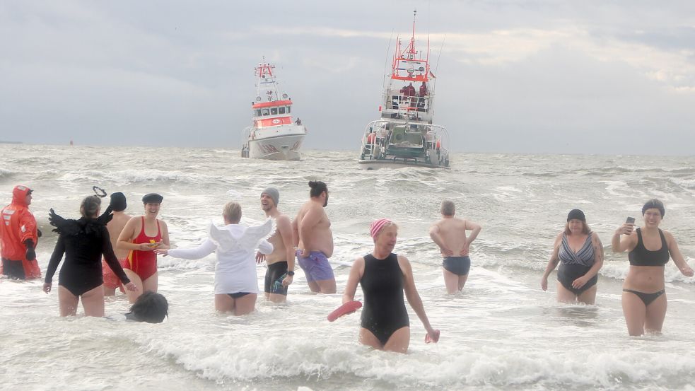 Auch beim diesjährigen verspäteten Neujahrsbaden trauten sich schon etliche Mutige in die kalte Nordsee. Foto: Ferber