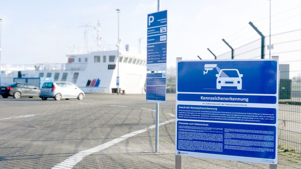 Auf dem Parkplatz am Fähranleger werden die Kennzeichen gescannt. Foto: AG Ems