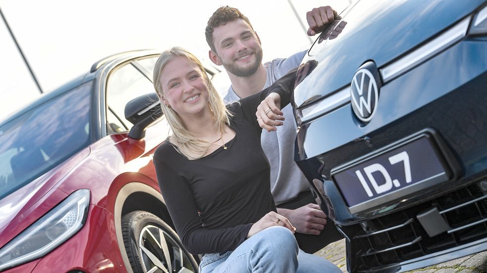 Werben für eine Ausbildung bei VW Emden: Anneke Schoolmann und Jürgen Franzen. Foto: Ortgies