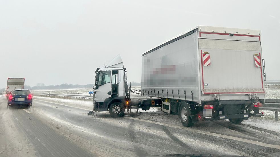 Auf der Autobahn 31 zwischen Riepe und Neermoor kam am Dienstag gegen 9 Uhr ein Lastwagen ins Rutschen. Foto: privat