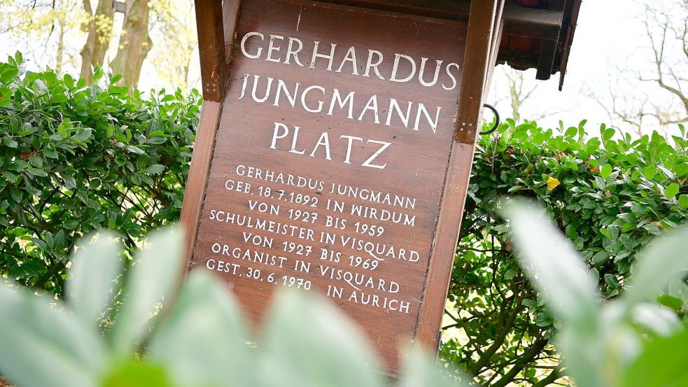 Dieses Schild weist auf den Namensgeber des Platzes in Visquard hin. Er war Nationalsozialist. Foto: Wagenaar/Archiv