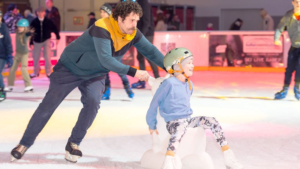 Spaß für die ganze Familie: Eislaufen in Emden. Foto: Ihler