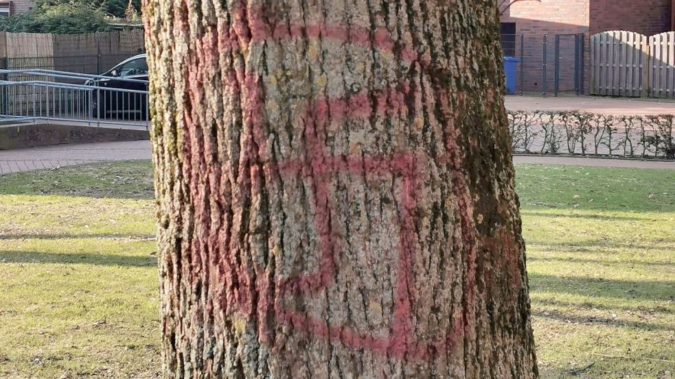 Ein Hakenkreuz wurde mit roter Farbe an einem Baum an der Wittmunder Kirche St. Nicolai gesprüht. Foto: privat